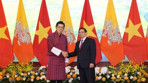 范明正总理（右）与吉格梅·凯萨尔·纳姆耶尔·旺楚克国王。
