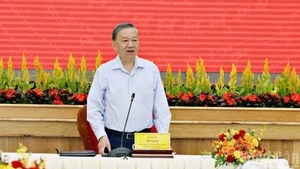 苏林总书记在会上发表指导性讲话。
