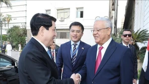 梁强主席（左）与哈纳菲·贾巴利议长。（图片来源：越通社）