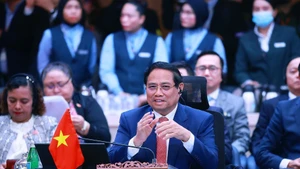 范明正总理在会议上发表讲话。