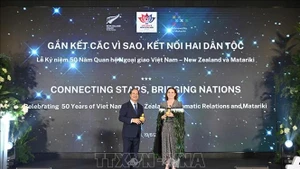 教育与培训部部长阮金山与新西兰驻越南大使卡罗琳·贝雷斯福德。