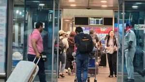 越南公民进入埃及开罗机场准备回国。（图片来源：越南驻以色列大使馆）
