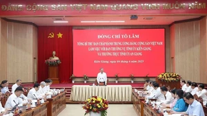 越共中央总书记苏林率中央工作代表团与坚江省委常务委员会和安江省委常委召开会议。