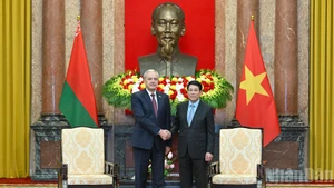 越南国家主席梁强（右）与白俄罗斯议会下院议长伊戈尔·谢尔盖延科。