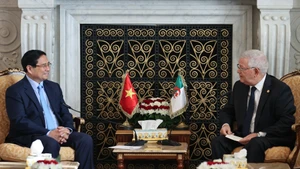 越南政府总理范明正会见阿尔及利亚民族院议长阿祖兹·纳斯里。（图片来源：政府门户网）