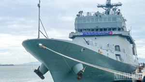 韩国海军“闲山岛”号训练舰于12月2日抵达岘港仙沙港。