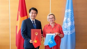 越南外交部副部长黎英俊与UNCITRAL秘书长安娜·茹班-布雷特共同签署了《2025-2031年越南外交部与联合国国际贸易法委员会合作谅解备忘录》。（图片来源：越通社）
