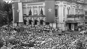 1945年8月19日在河内大剧院广场发起的总起义集会。（图片来源：越通社）