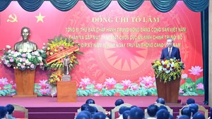 苏林总书记会见公安部内部政治安全局的干部和战士。