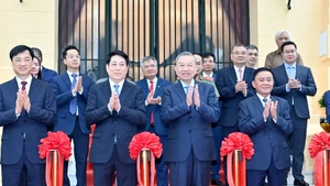 苏林总书记与国家主席梁强及党和国家领导同志共同为北部府大楼剪彩并正式接收工程。