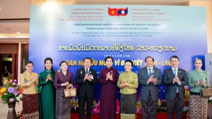 吴芳璃夫人（右五）出席在老挝举行的越南电影周及越老伟大友谊图片展开幕式。（图片来源：越通社）