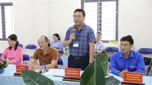 奠边省民族寄宿中学校长武忠环在会上发表讲话。（图片来源：越通社）
