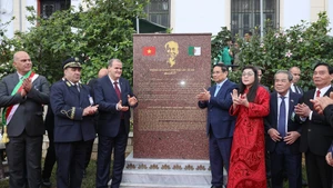 越南政府总理范明正及夫人出席胡志明主席纪念碑落成仪式。