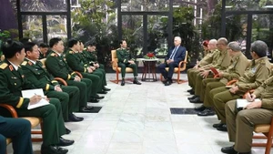 阮新疆大将一行与古共中央第一书记、国家主席米格尔·迪亚斯-卡内尔举行会谈。（图片来源：越通社）