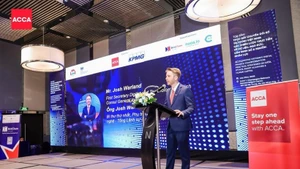 英国驻胡志明市总领事馆第一书记、负责数字经济与技术事务的乔什·沃兰德发表讲话。（图片来源：越通社）