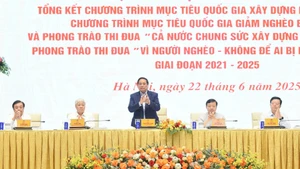 越南政府总理范明正主持新农村建设与扶贫工作全国视频会议。