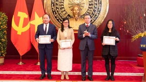 范清平大使给优秀集体颁发奖状。