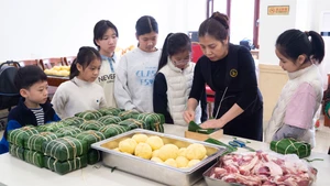 孩子们洞察包粽子。