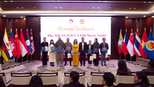 越南驻华大使馆和中国—东盟中心给观众赠送礼品。