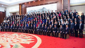 参加2026年中国广西与越南五省（市）党委书记新春会晤的有关领导与研学营代表合影留念。