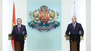越共中央总书记苏林与保加利亚总统鲁门·拉德夫共同会见记者。