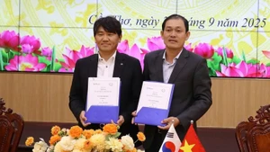 芹苴市科学技术局与韩国企业签署合作备忘录。