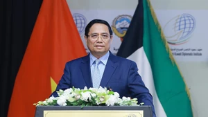 范明正总理在科威特外交学院发表施政演讲。