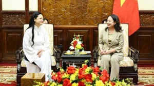 国家副主席武氏映春会见越裔女宇航员阿曼达·阮