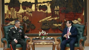 越南政府总理范明正会见阿塞拜疆国防部长扎基尔·哈桑诺夫。