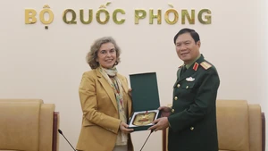 越共中央委员、中央军委常务委员、越南人民军总参谋长、国防部副部长阮新疆大将向西班牙驻越南特命全权大使卡门·卡诺·德拉萨拉赠送纪念品。