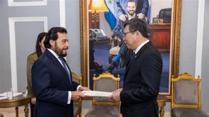 越南驻墨西哥兼驻萨尔瓦多大使阮文海向萨尔瓦多副总统费利克斯·乌略亚（Félix Ulloa）递交了越南国家主席梁强的国书。