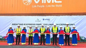 芹苴市开通“Mekong Express”内河集装箱运输航线。