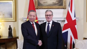 越共中央总书记苏林和英国首相基尔·斯塔默。(图片来源:越通社)