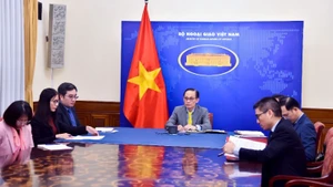 越南外交部长黎怀忠与法国欧洲和外交部部长让-诺埃尔·巴罗通电话。