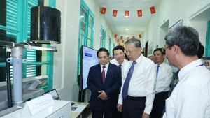 苏林总书记和范明正总理听取关于原子能和平利用情况的介绍。