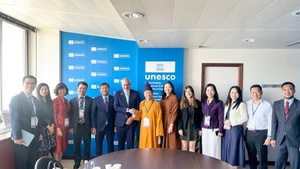 越南外交部常务副部长、国家UNESCO委员会主席、越南代表团团长阮明宇与UNESCO文化事务助理总干事举行会晤。