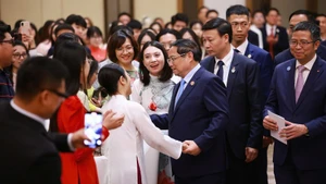越南政府总理范明正会见旅居中国越南人社群代表。（图片来源：VGP）