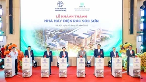 世界第二大垃圾焚烧发电厂在河内落成。