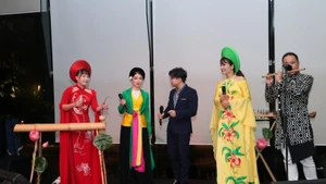 越南艺术团在科伦坡美食周上表演。