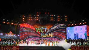 《在光荣的旗帜下》政论艺术活动是纪念八月革命和9·2国庆80周年的重要文艺活动之一。