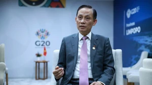 越共中央书记处书记、外交部长黎怀忠接受媒体记者的采访。