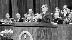 1986年12月18日，阮文灵总书记在越南共产党第六次全国代表大会上致闭幕词。（图片来源：越通社）