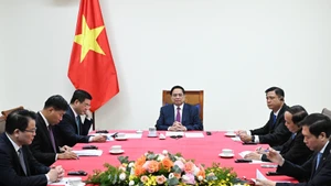 越南政府总理范明正与柬埔寨首相洪玛奈通电话。