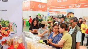 2025年首届秋季博览会不仅是推动经贸合作与品牌推广的重要平台,也成为践行社会责任的生动实践。(图片来源:越通社)