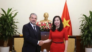 越南外交部副部长黎氏秋姮与意大利企业与制造部副部长瓦伦蒂诺·瓦伦蒂尼。