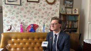 英国共产党党员、越南政治历史研究学者基里尔·惠特克。(图片来源:越通社)