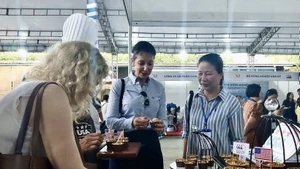 美国向越南消费者推销农产品。