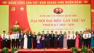 越南国会主席陈青敏出席越共国会办公厅党委第十五次代表大会。