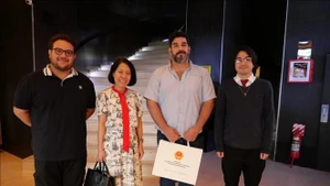 吴明越大使、巴拉圭共产党总书记纳吉布·阿马多以及巴拉圭共青团亚松森代表合影。（图片来源：越通社）