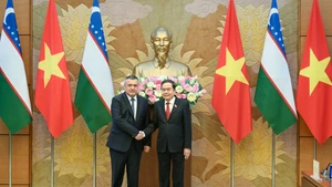 越南国会主席陈青敏会见乌兹别克斯坦立法院(下院)议长伊斯梅洛夫。(维灵 摄)
